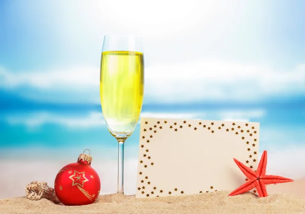 Champagne med kort på stranden — Stockfoto