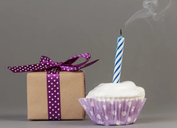 Cupcake with gift box — Stock Photo, Image