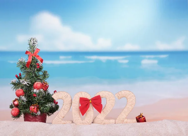 Feliz Navidad Concepto Año Nuevo Árbol Navidad Una Playa Caliente —  Fotos de Stock