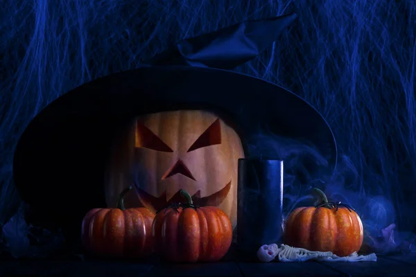 Spookachtige Pompoen Voor Halloween Zwarte Kaars Onheilspellende Rook Rechtenvrije Stockfoto's