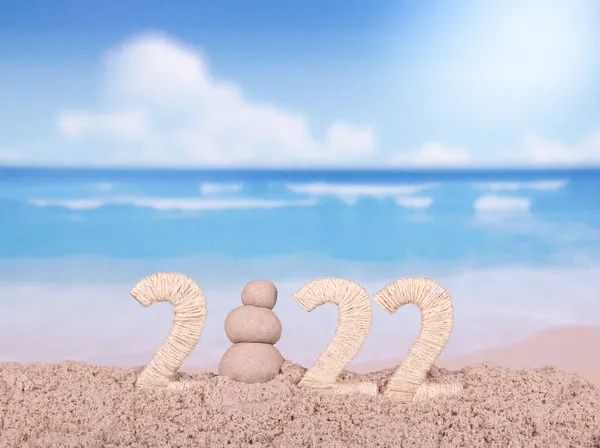 Счастливого 2022 Года Праздничная Композиция Чисел Снеговика Песке Пляже — стоковое фото