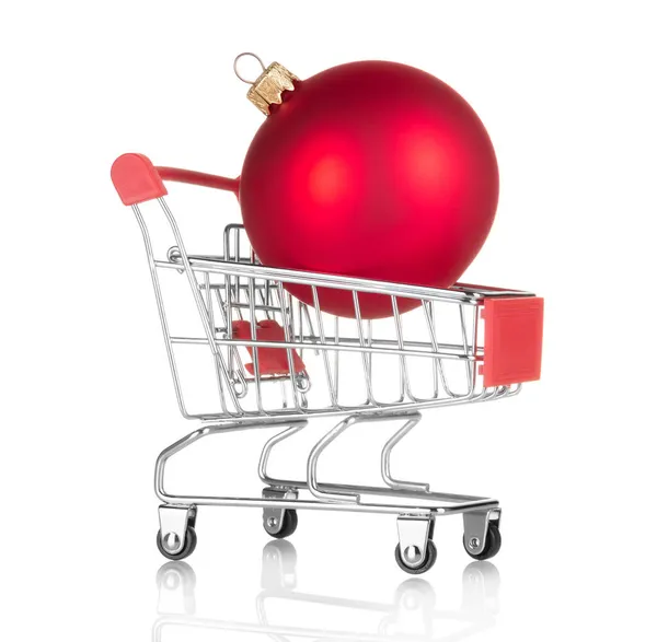 Begreppet Nyårsafton Och Shopping Jul Röd Boll Kundvagn Isolerad Vit — Stockfoto