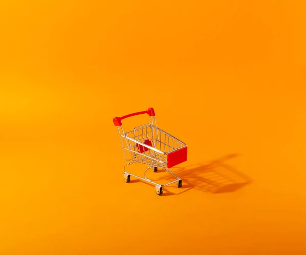 Tomma Marknaden Vagn Vacker Orange Bakgrund Med Skugga — Stockfoto