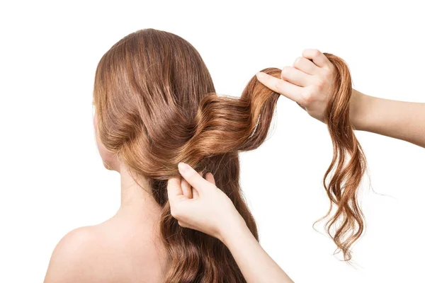 Les Mains Stylistes Forment Une Coiffure Sur Beaux Cheveux Isolés Photo De Stock