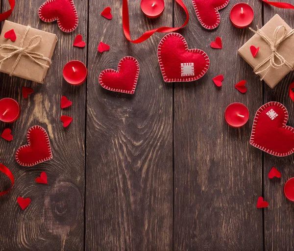 Lichte Kaart Voor Valentijnsdag Rode Harten Lint Kaarsen Een Houten — Stockfoto
