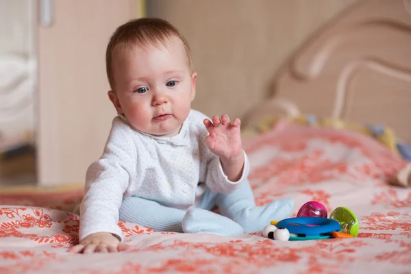 Niño gateando en la cama . — Foto de Stock