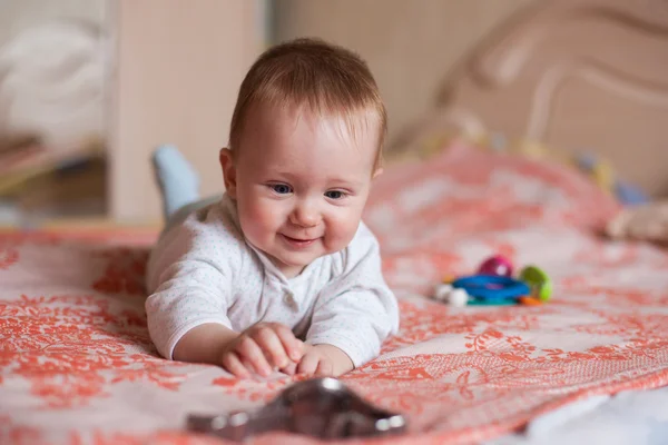 Niño gateando en la cama . — Foto de Stock