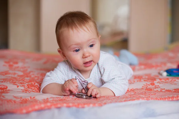 Niño gateando en la cama . — Foto de Stock