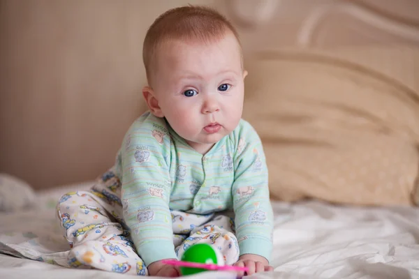 Niño jugando en la cama . — Foto de Stock