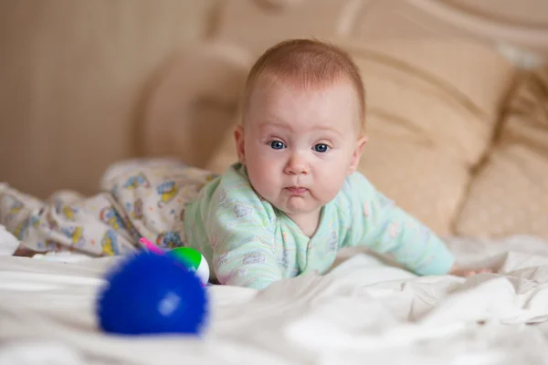 Niño jugando en la cama . — Foto de Stock