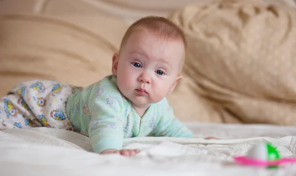 Niño jugando en la cama . — Foto de Stock