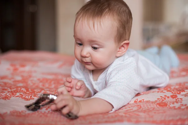 Bambino strisciare sul letto . Foto Stock