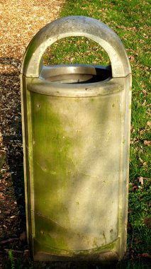 Parktaki çöp kutusu..