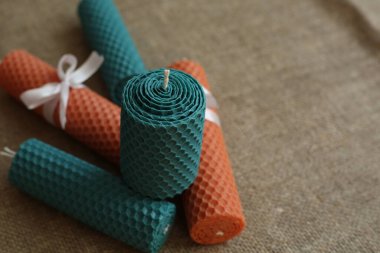 El yapımı balmumu mumlar kutunun doğal rengi. Arı mumları Noel için iyi bir hediye.. 