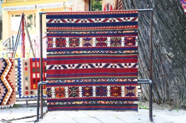 Türkiye 'nin Kapadokya kentinde çok sayıda doğu halısı ve halısı asılı