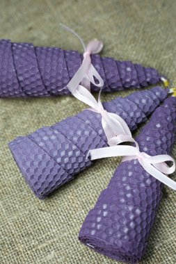 Kırsal keten arka planda balmumu organik mumlar. Ev dekorasyonu için doğal biyo-mumlar..