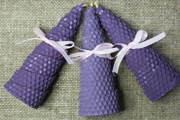 Kırsal keten arka planda balmumu organik mumlar. Ev dekorasyonu için doğal biyo-mumlar..