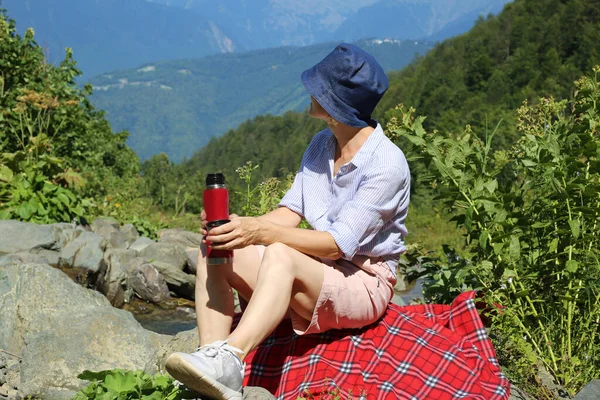 Happy Mature Woman Sitting Mountain Enjoying View — Stok fotoğraf