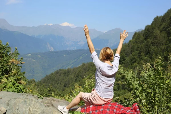 山に座って景色を楽しむ幸せな成熟した女性 — ストック写真