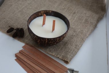 Beyaz arka planda hindistan cevizi kabuklu el yapımı soya mumu..