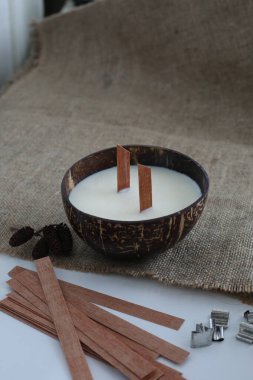 Beyaz arka planda hindistan cevizi kabuklu el yapımı soya mumu..
