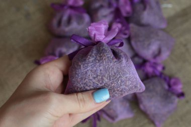 Kırsal arka planda kurutulmuş lavanta aroma kesesi. Lavanta ferahlatıcı..