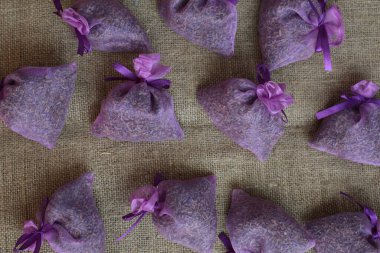 Kırsal arka planda kurutulmuş lavanta aroma kesesi. Lavanta ferahlatıcı..