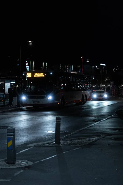 Ulricehamn Sweden 2021年9月3日 スウェーデンのウルリチェンハムで夜間走行中の車の垂直ショット — ストック写真