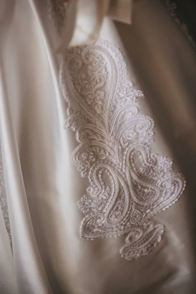 刺繍入りウェディングドレスのクローズアップショット — ストック写真