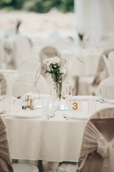 Een Selectieve Focus Shot Van Een Bruiloft Tafel Met Bloemen — Stockfoto