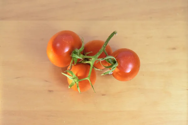 Tomates Vermelhos Maduros Galho Uma Superfície Madeira — Fotografia de Stock