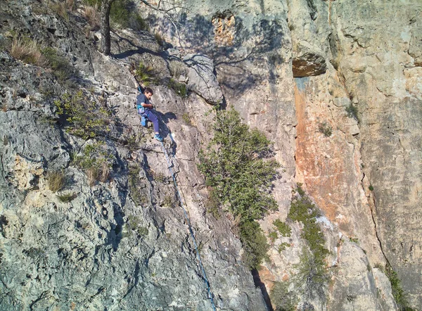 Bir Dağcı Gündüz Vakti Kayalık Bir Dağa Tırmanıyor — Stok fotoğraf