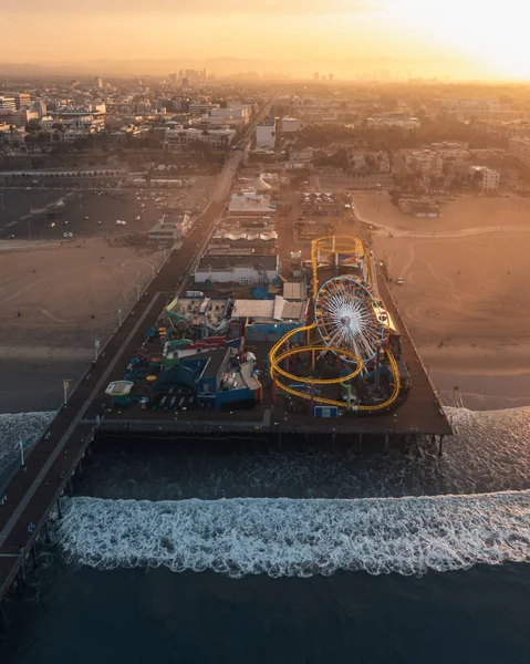 Eine Vertikale Aufnahme Eines Vergnügungsparks Meer Und Einer Modernen Stadt — Stockfoto