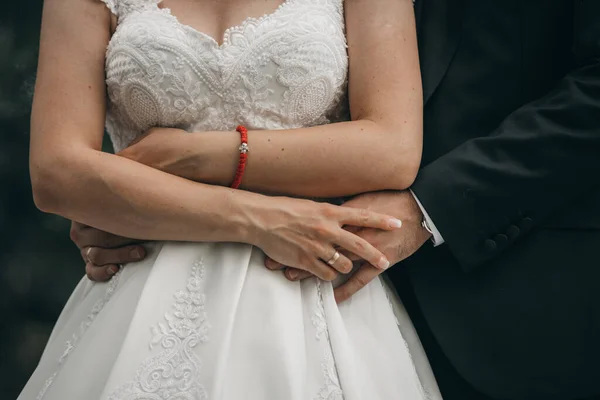 Eine Vertikale Aufnahme Eines Paares Das Sich Während Seiner Trauung — Stockfoto