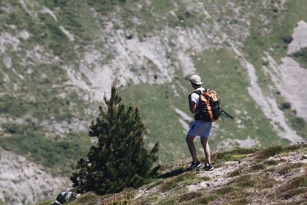 Człowiek Plecakiem Wędrujący Górach — Zdjęcie stockowe