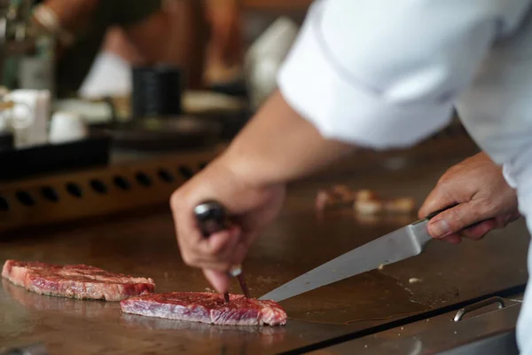 Een Chef Kok Snijdt Een Stuk Vers Vlees Een Hete — Stockfoto