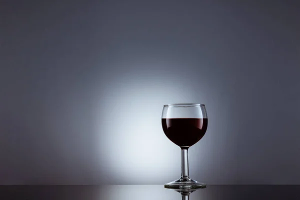 Ein Glas Rotwein Grauen Wandhintergrund — Stockfoto