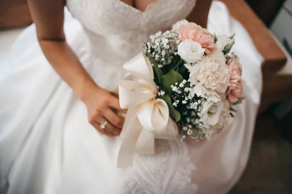 Bruden Har Vacker Bröllop Bukett Rosa Och Vita Blommor Sina — Stockfoto
