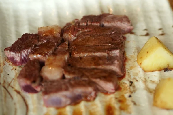 Egy Közeli Felvétel Szaftos Ízletes Steakhúsról Sült Krumpliról Egy Fehér — Stock Fotó