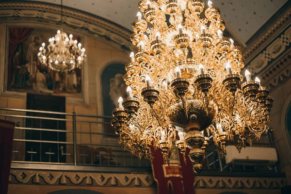 Een Verticaal Shot Van Een Gouden Kroonluchter Kerk — Stockfoto