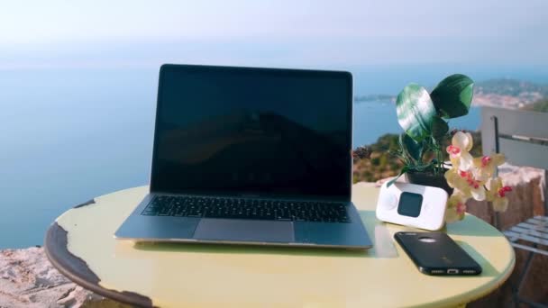 Laptop Med Surfplatta Och Smartphone Bakgrunden Solnedgången — Stockvideo