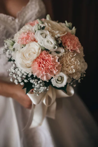 Een Crop Shot Van Een Vrouwtje Met Bruids Rose Ruiker — Stockfoto