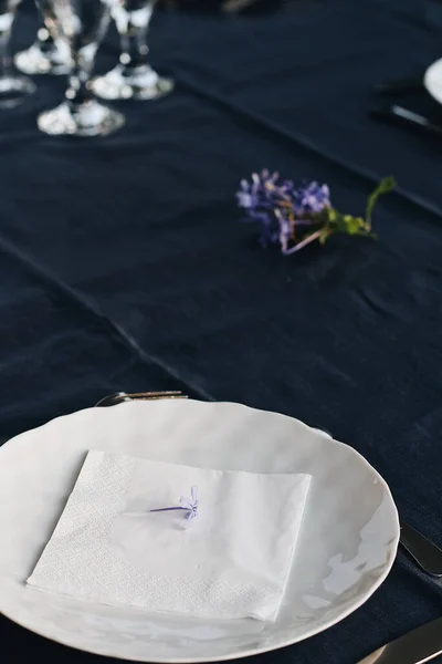 Primo Piano Piatto Bianco Con Tovagliolo Una Tovaglia Blu — Foto Stock