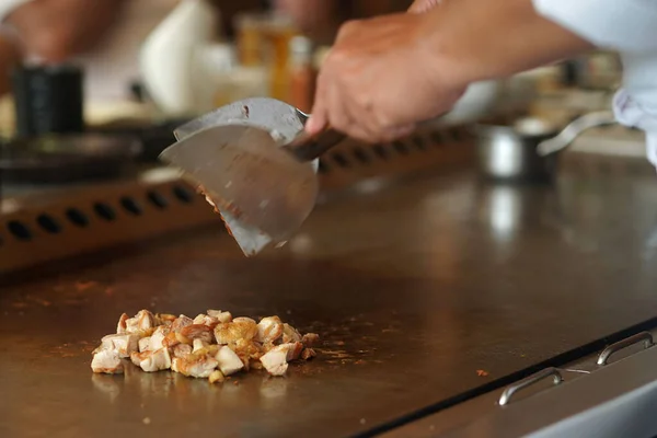 Een Chef Mengt Mooi Gesneden Stukjes Kipfilet Terwijl Hij Grilt — Stockfoto