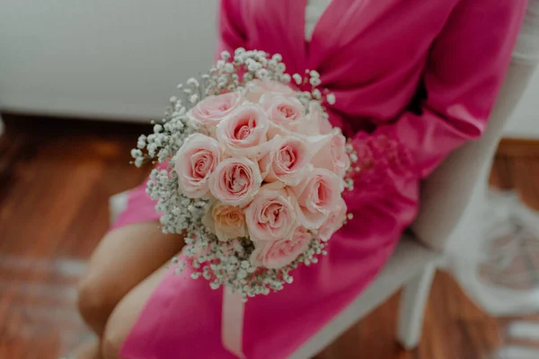 Closeup Shot Bride Robe Holding Bouquet — Stock Photo, Image