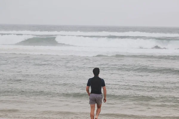 해변에서 물결에 감탄하는 외로운 — 스톡 사진