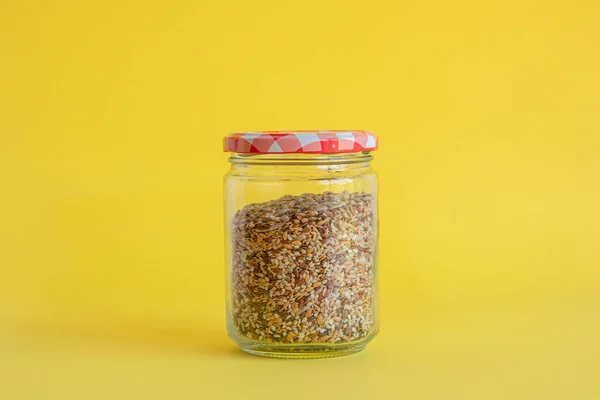 Frasco Vidrio Lleno Cereales Aislados Sobre Fondo Amarillo — Foto de Stock