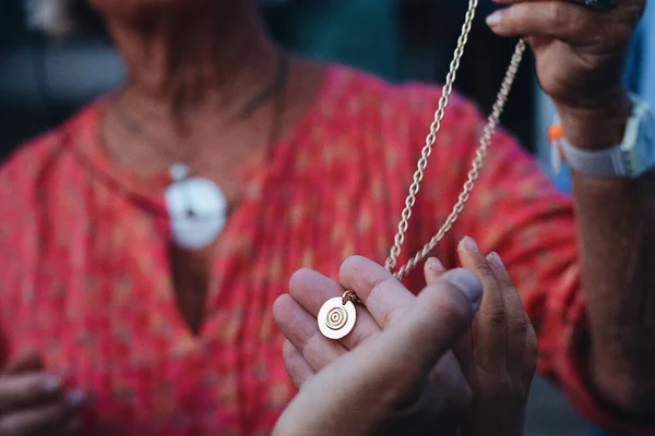 Крупный План Женщины Дающей Кому Золотое Ожерелье — стоковое фото