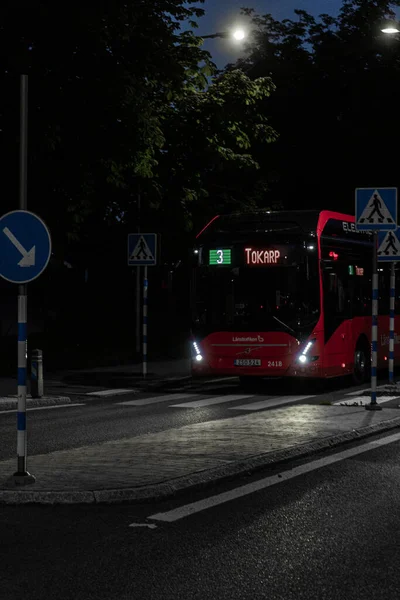 Ulricehamn Sweden Sep 2021 Vertical Shot Bus Driving Night City — Stock Photo, Image