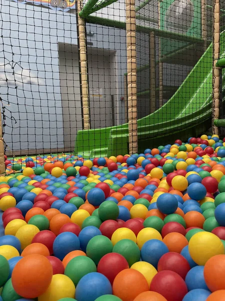 スライド付きのカラフルな遊び場と子供のための多色の小さなボール — ストック写真
